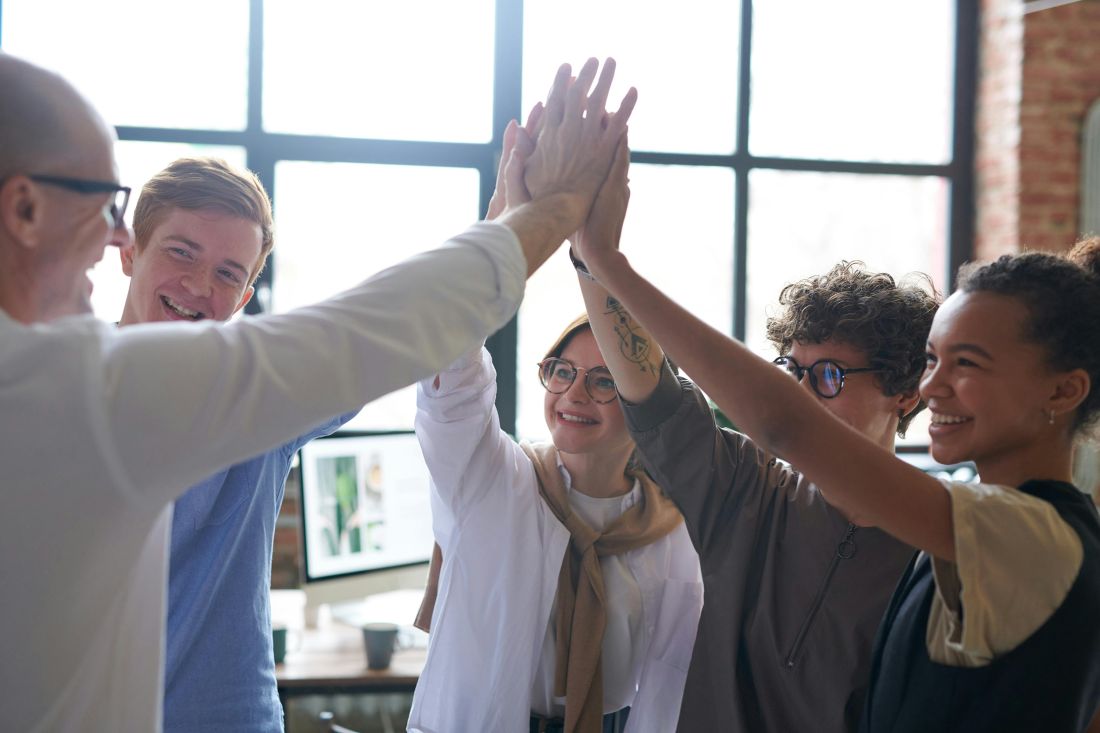 "Hands up" von einer Gruppe von Menschen
